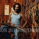 bycarlost.blogspot.com_Naveen_Andrews_Guitarras_01.jpg