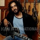 bycarlost.blogspot.com_Naveen_Andrews_Guitarras_02.jpg