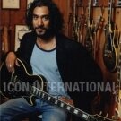 bycarlost.blogspot.com_Naveen_Andrews_Guitarras_04.jpg