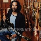 bycarlost.blogspot.com_Naveen_Andrews_Guitarras_05.jpg