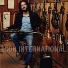 bycarlost.blogspot.com_Naveen_Andrews_Guitarras_10.jpg