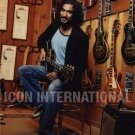 bycarlost.blogspot.com_Naveen_Andrews_Guitarras_11.jpg