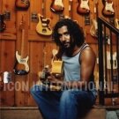 bycarlost.blogspot.com_Naveen_Andrews_Guitarras_14.jpg